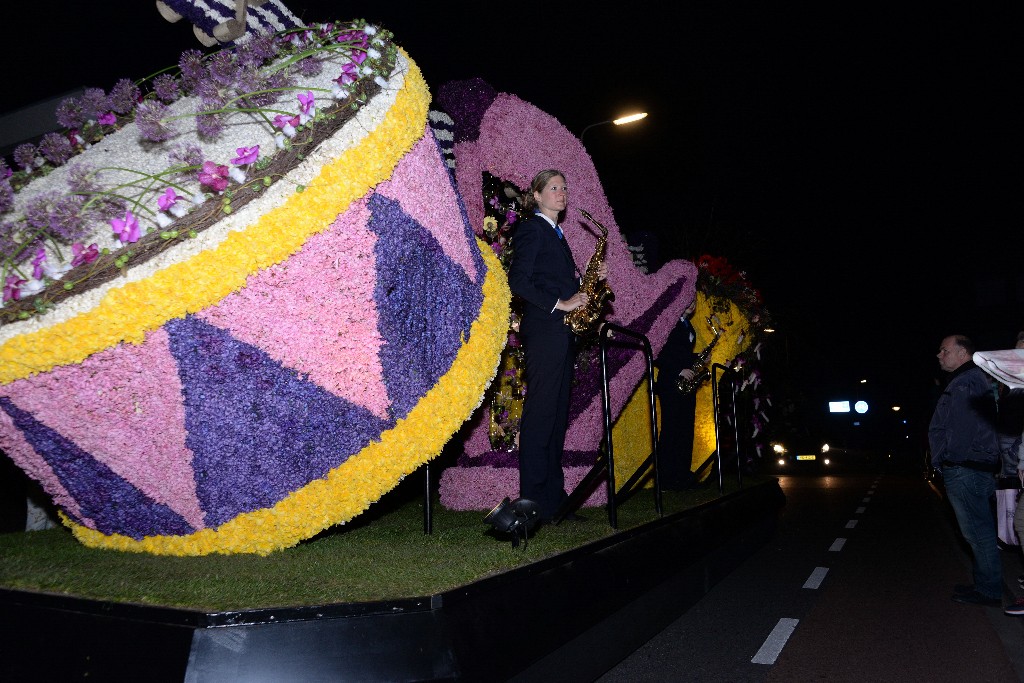 ../Images/Verlicht bloemencorso 2018 053.jpg